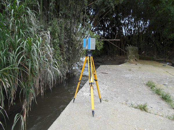 Instrumento de medicion instalado junto a un cuerpo de agua