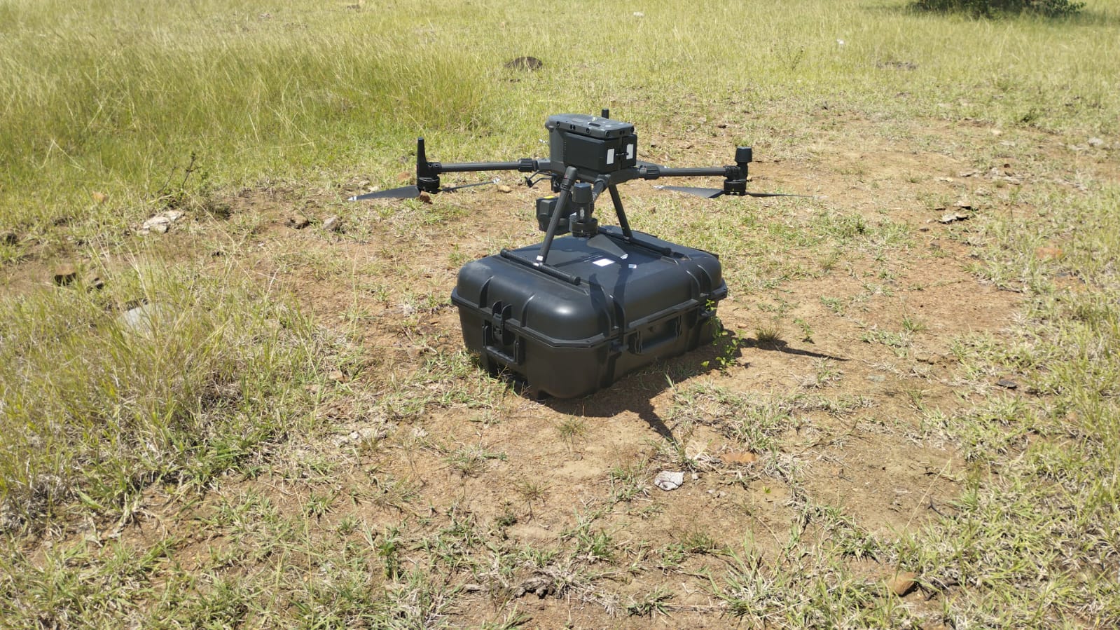 Dron profesional sobre estuche tecnico en terreno