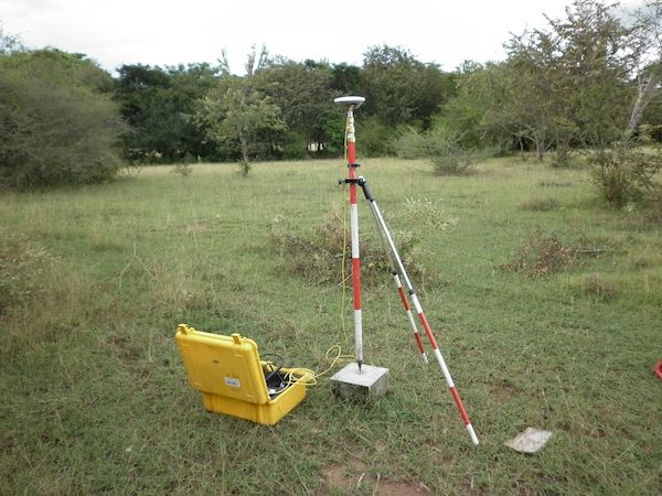 Equipo GNSS instalado en campo para medicion de precision