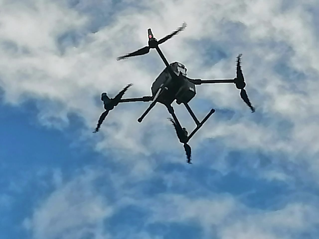 Dron en vuelo durante operacion aerea