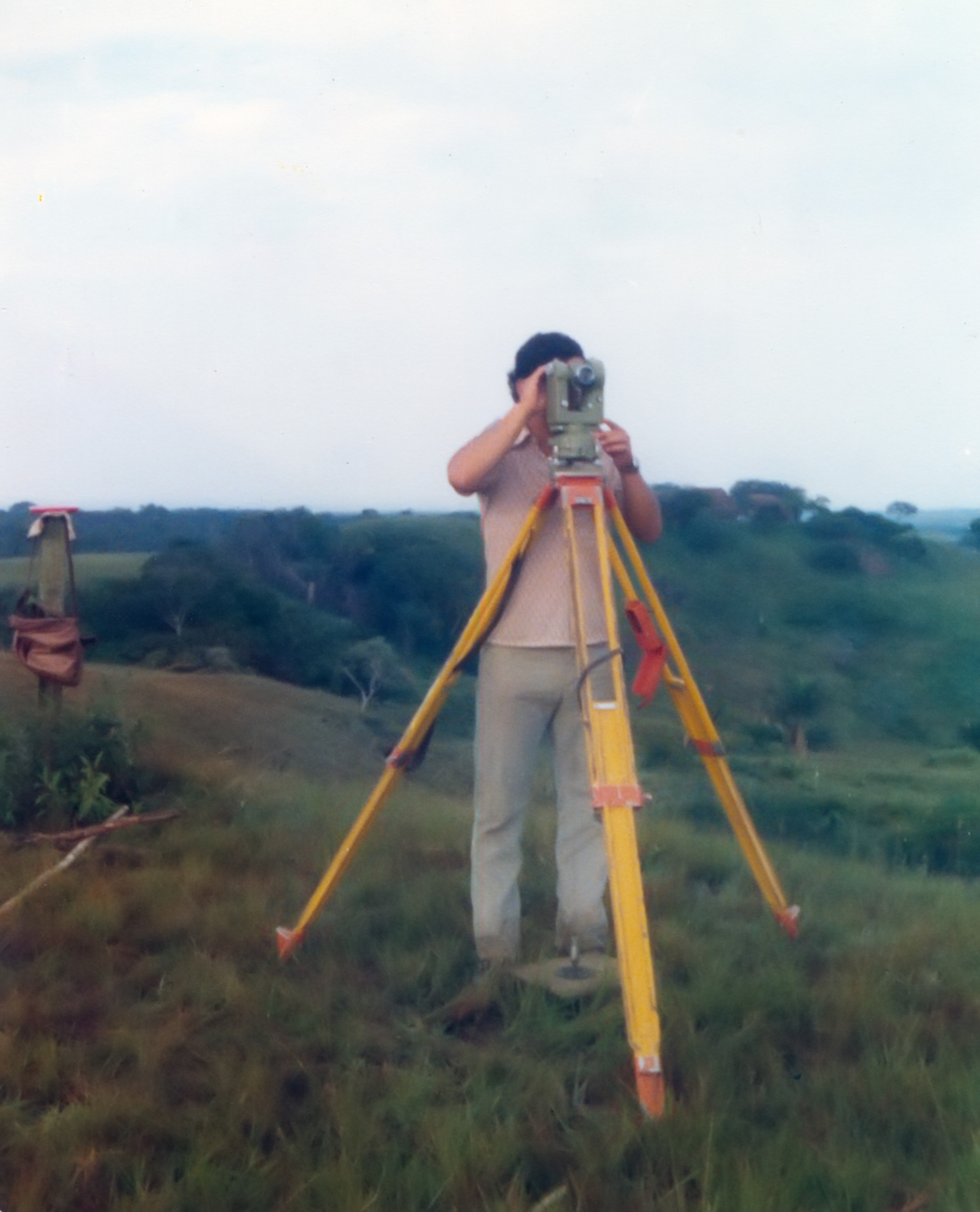 Topógrafos realizando trabajo de campo en territorio colombiano